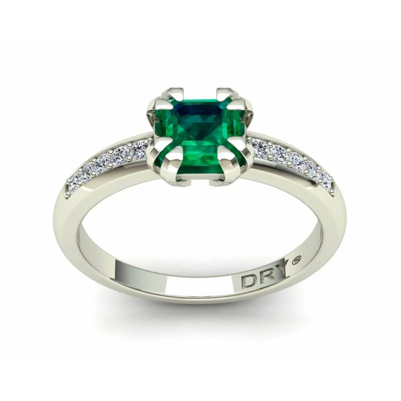 Anillo con Una Esmeralda y Diamantes