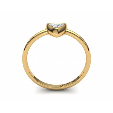 Anillo de compromiso con un diamante talla triángulo en oro amarillo 18k