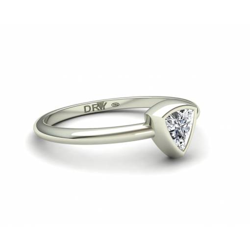 Anillo de compromiso con un diamante talla triángulo en oro blanco 18k