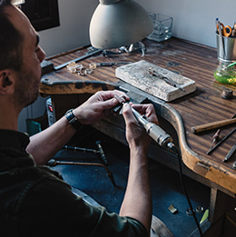 Joyero artesano en su taller de Madrid 